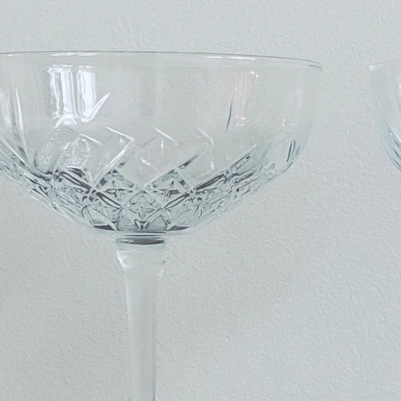 ❤️ Anthropologie Set of 2 Champagne Cocktail Glasses Glass Etched - Picture 4 of 7